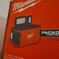 Milwaukee Pack Out Light/Charger