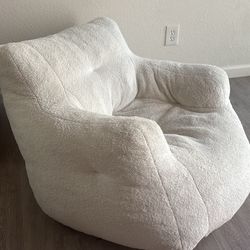White Fluffy Chair 