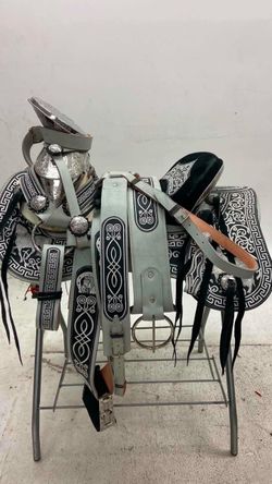 Montura charra de cuero bordada fuste plateado