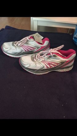 Girls shoes size 1 1/2 brand new