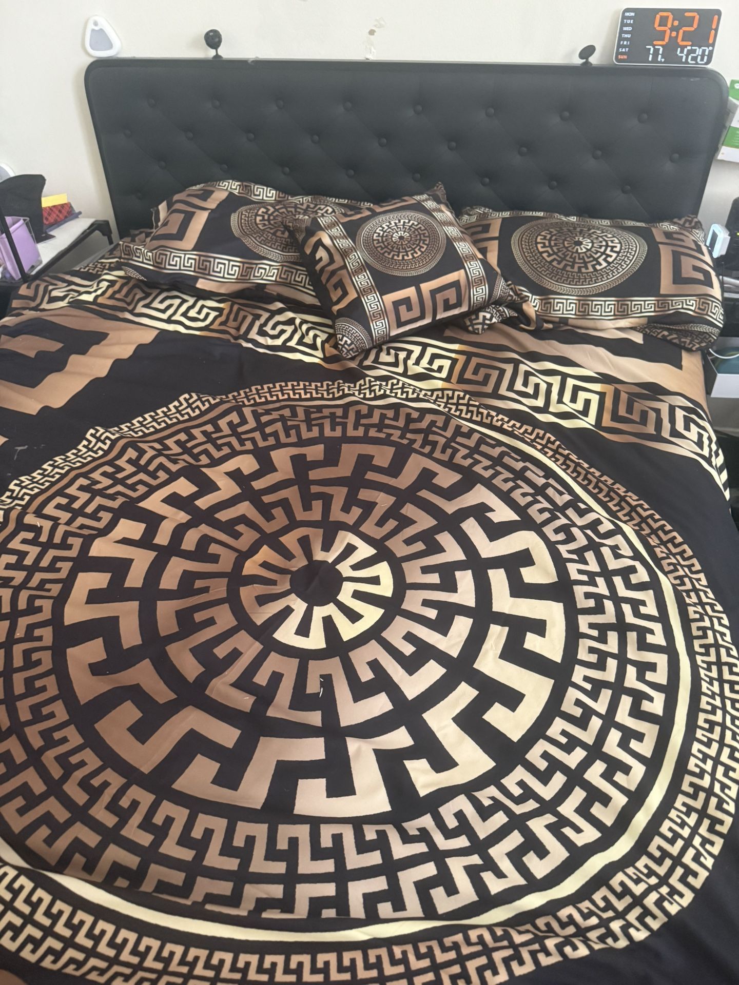 Four Piece King Size Bed Set With Matching Pillow Cases And One Throw Pillow 