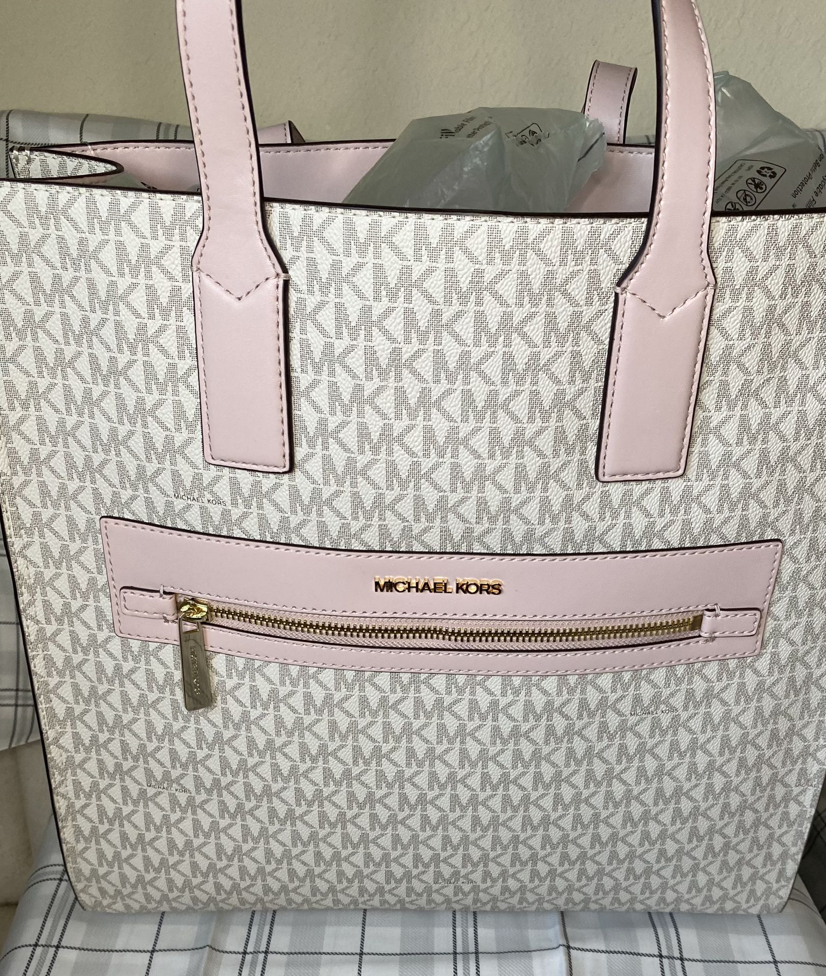 Michael Kors Charlotte Large Top Zip Tote for Sale in Laurel, MD - OfferUp