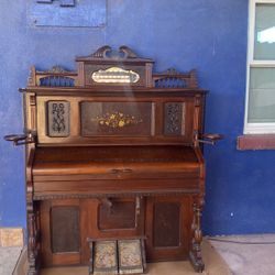 Vintage pump Oregon has been inside just took out of the house