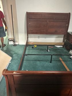 Queen frame bed good condition
