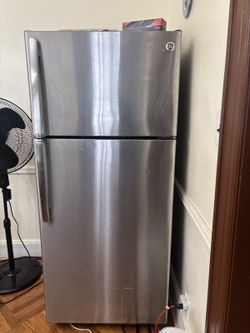 11412 Refrigerator - Good Condition