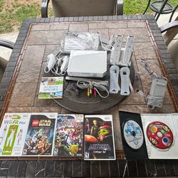 Nintendo Wii Console + 7 Games Mario + Charging Remotes