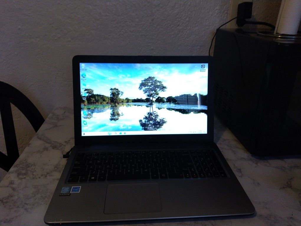 Asus SonicMaster Laptop W/Windows 10 Home And Charger