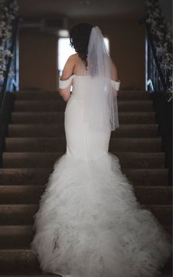 Brilliant Bridal Size 6 Wedding Dress | Mermaid Gown | Dramatic Tulle Train | Detachable Sleeves