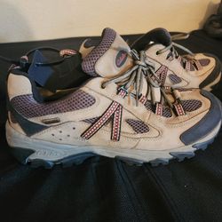 CABELAS GORE-TEX HIKING SHOES SIZE 9.5