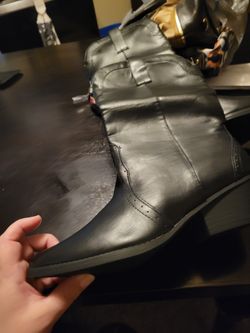 Brand new womens boots size 10b, never worn, black. Cinak brand, pu leather.