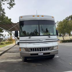 2005 Winnebago 33v 