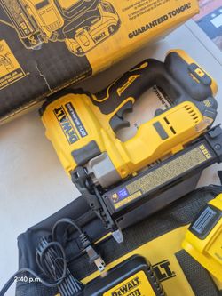 DEWALT 20V ATOMIC 23GAGE  CORDLESS BATERY END CHARGER 