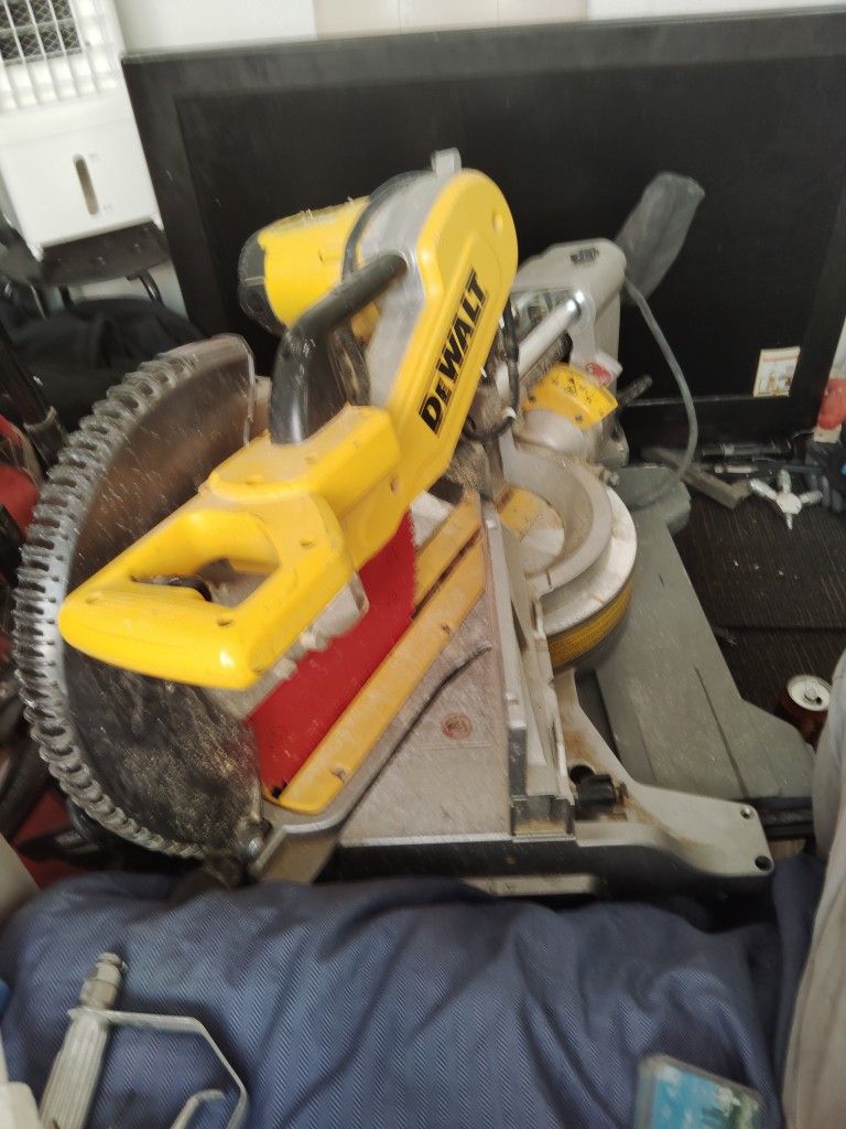 DeWalt Compound Saw 12 Inch