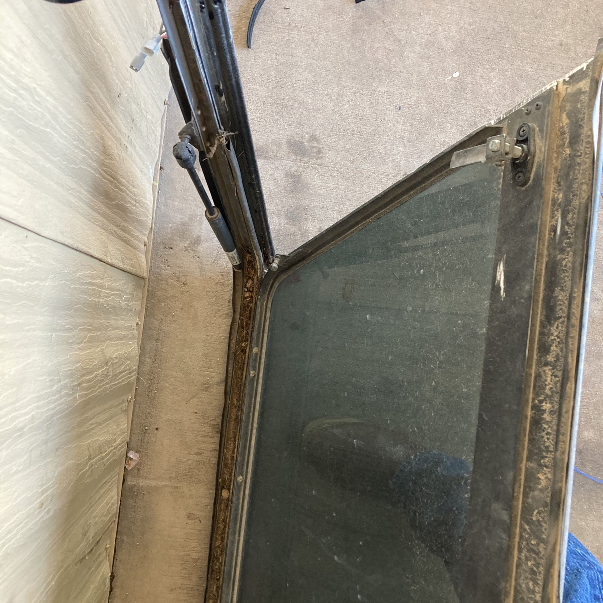 BACK GLASS FOR CAMPER SHELL