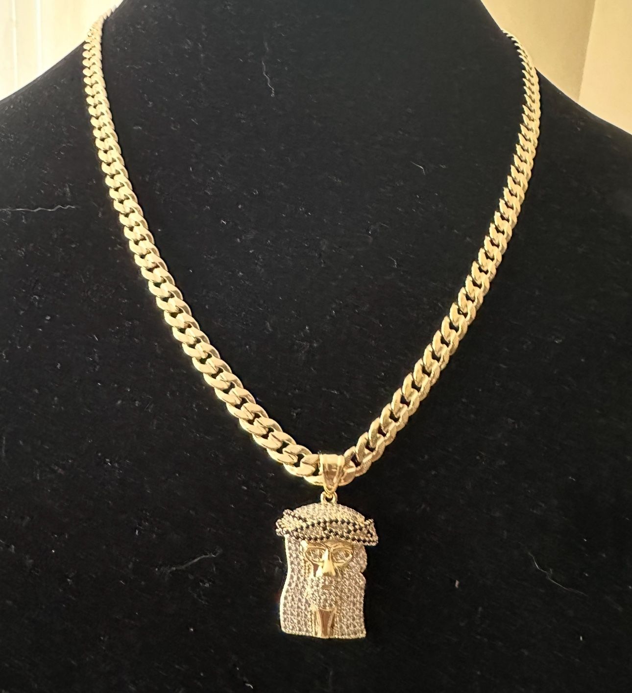 Cuban Chain In Gold Plated With Jesus Pendant. 