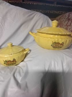 This vintage yellow ceramic tureen, featuring a mushroom anmotif, ojojjiou7 7i
