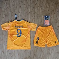 2024 real madrid Orange Mbappe #9 kit set kids and adults siz

Comes with jersey, short and socks 

Kids size:
5/6 years old #22
6/8 years old #24
8/1