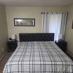 bedroom set 3 pieces  with king siz mattress, 2 table lamp, 1 mirror, 2 wall art.
All for 75$, Byuer have pick it up from my home.