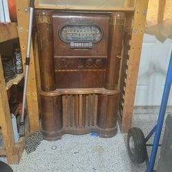 1940s RCA VICTOR Floor Model Radio