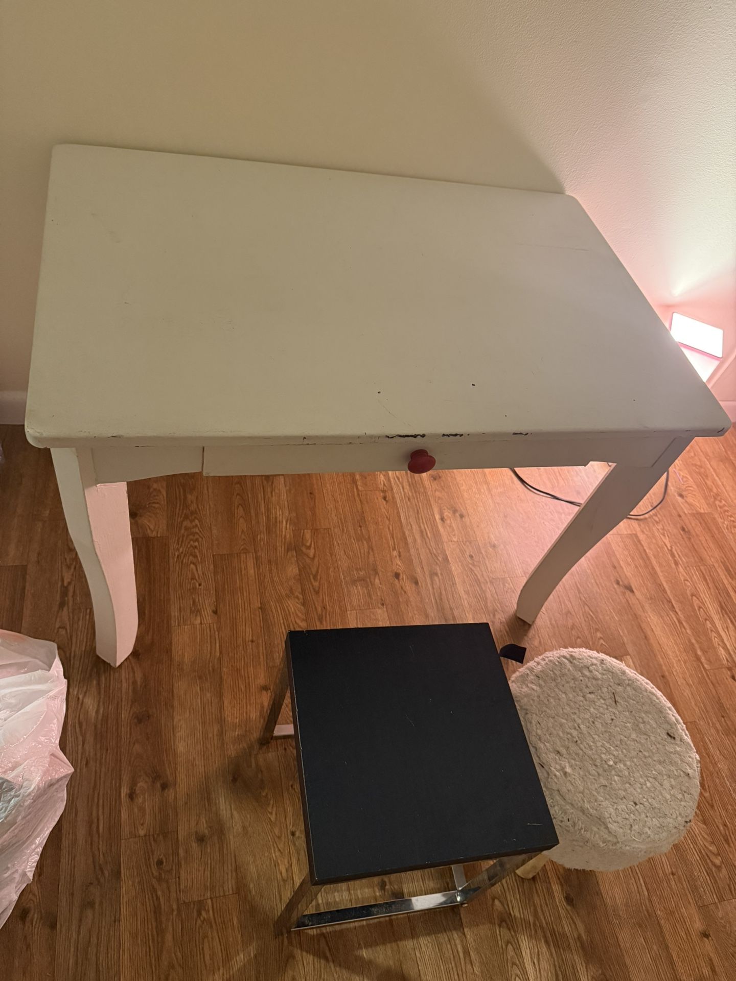 White Wood Desk And Two Stools 