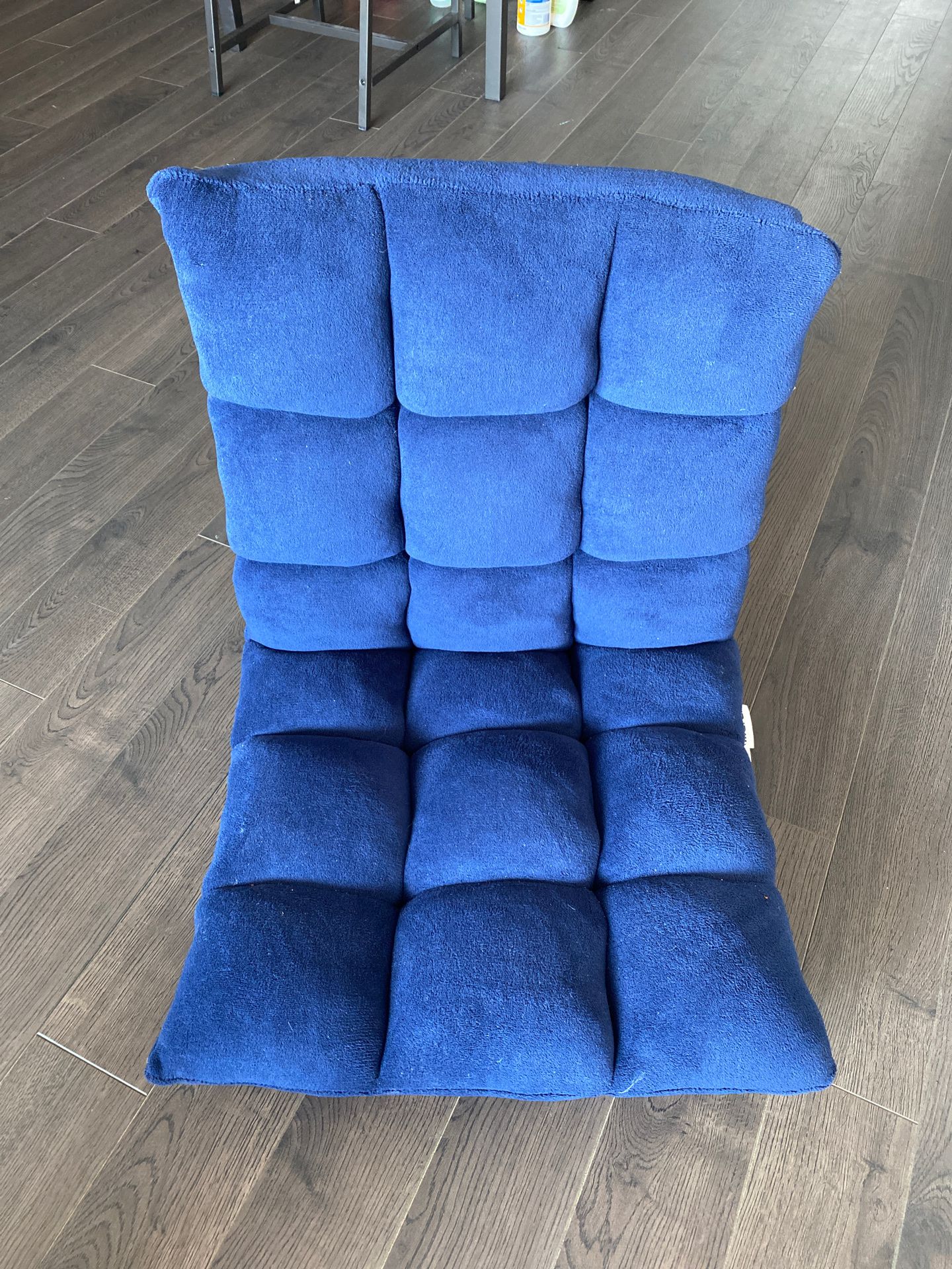 Floor Lounge chair ( brand new) - light, cushiony!