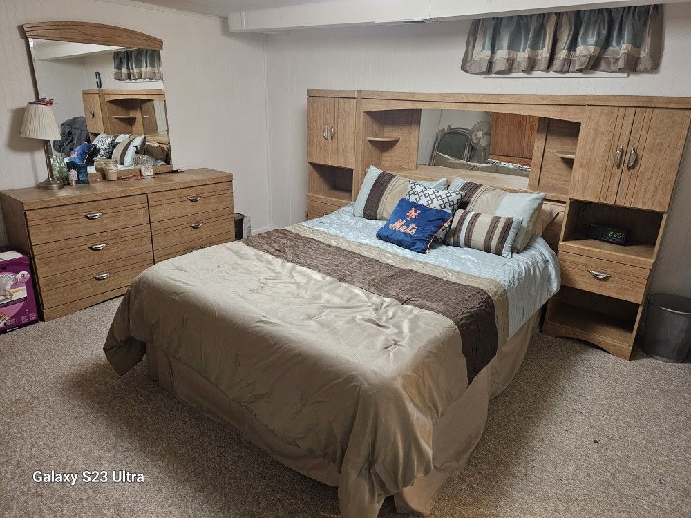 Queen Size Bed Set With 6 Drawer Dresser W/mirror