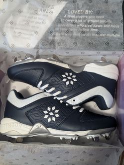 Metal softball cleats