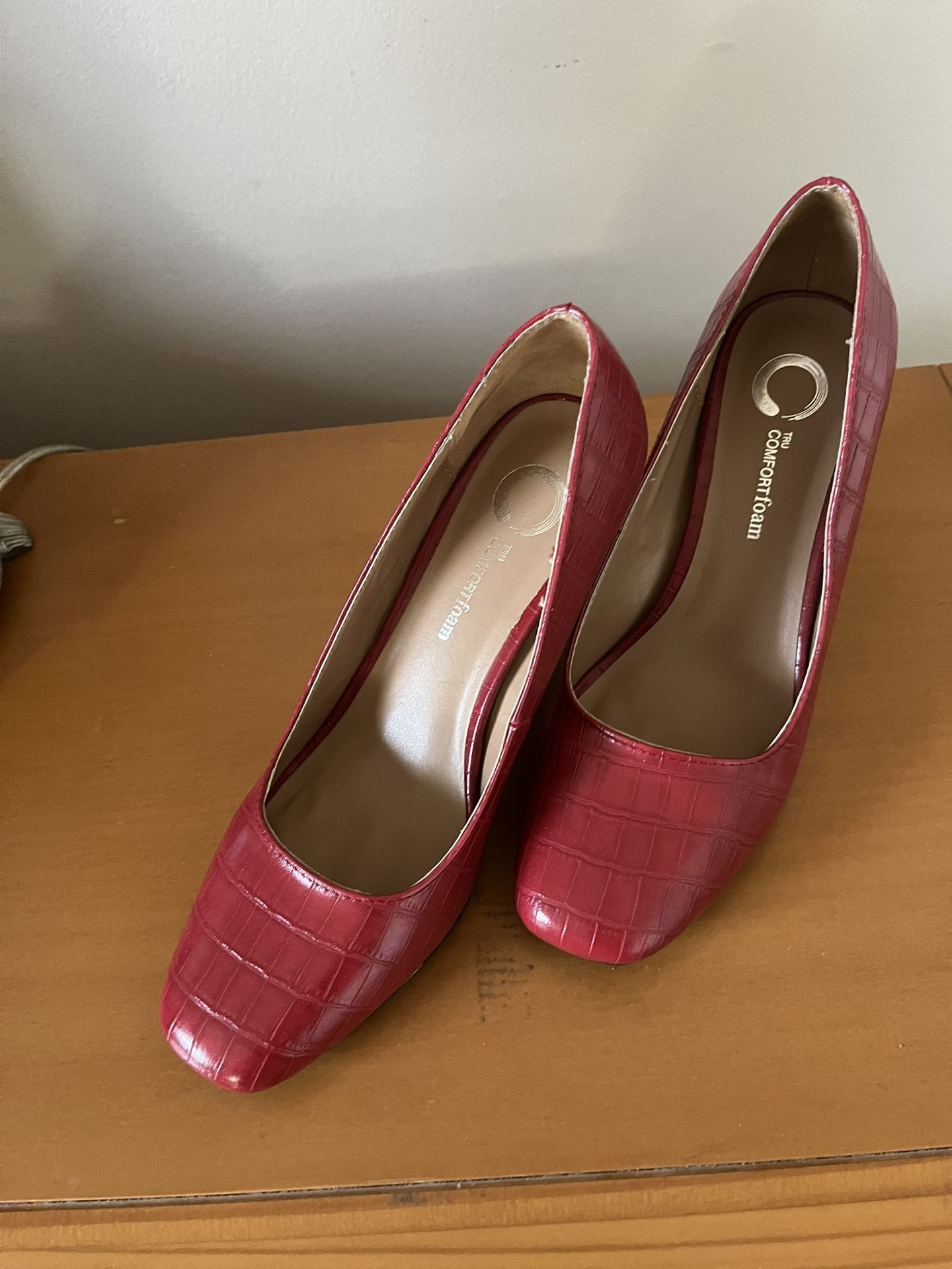 It’s Very Good Shoes Never Been Used The Size Is 7.5 The Color Is Red