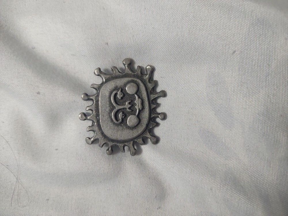 VINTAGE SIGNED 1970s METZKE BROOCH LAPEL PIN MODERNIST SUN SMILING FACE PEWTER