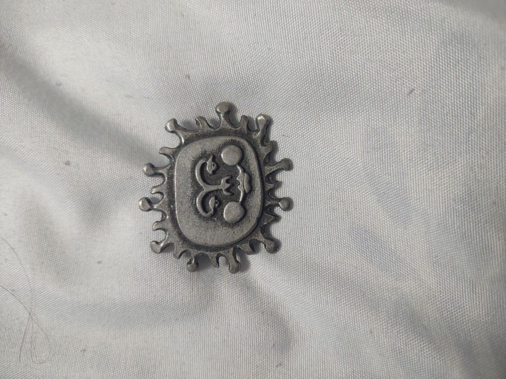 VINTAGE SIGNED 1970s METZKE BROOCH LAPEL PIN  MODERNIST SUN SMILING FACE PEWTER