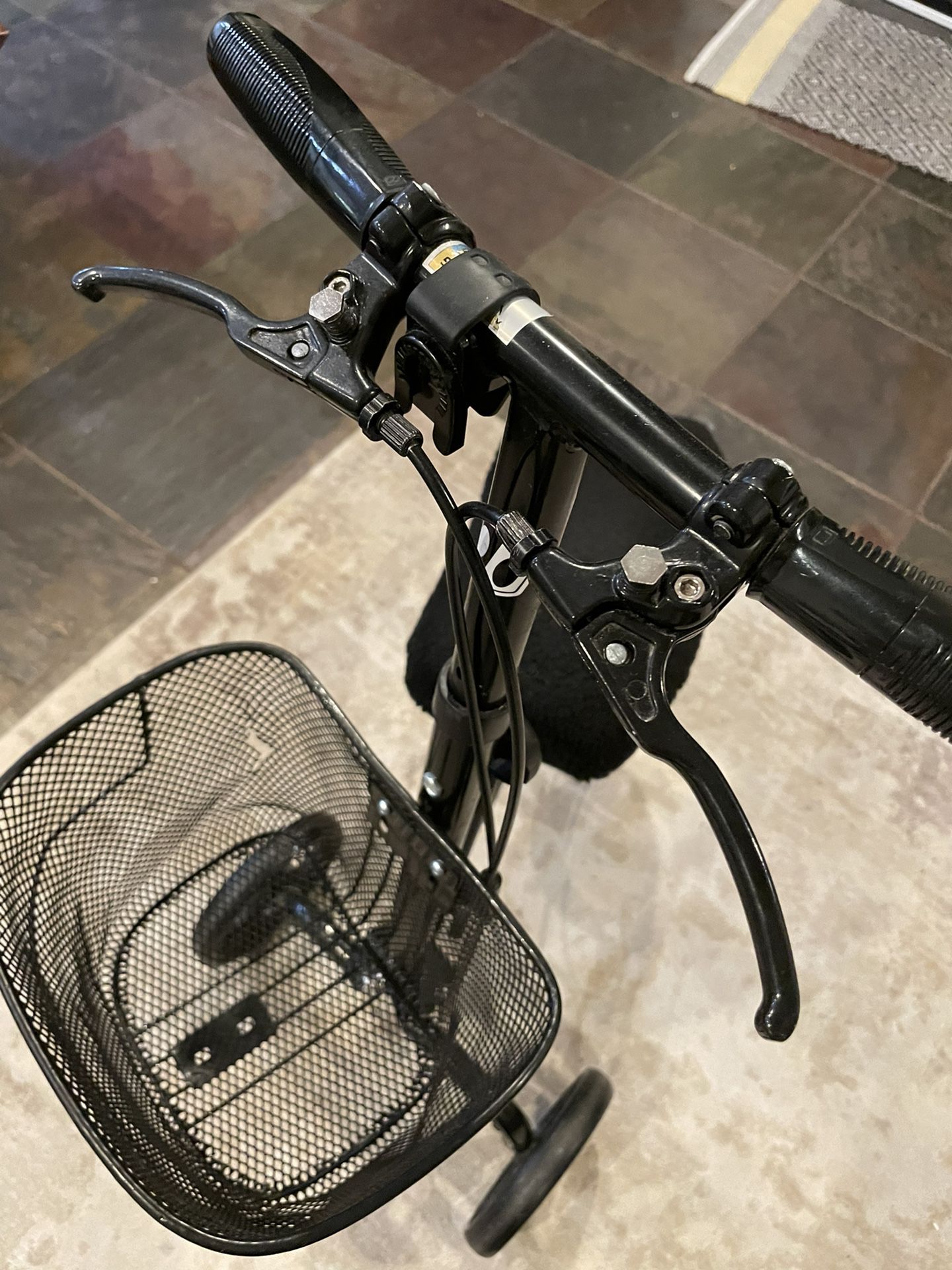Steerable knee scooter 