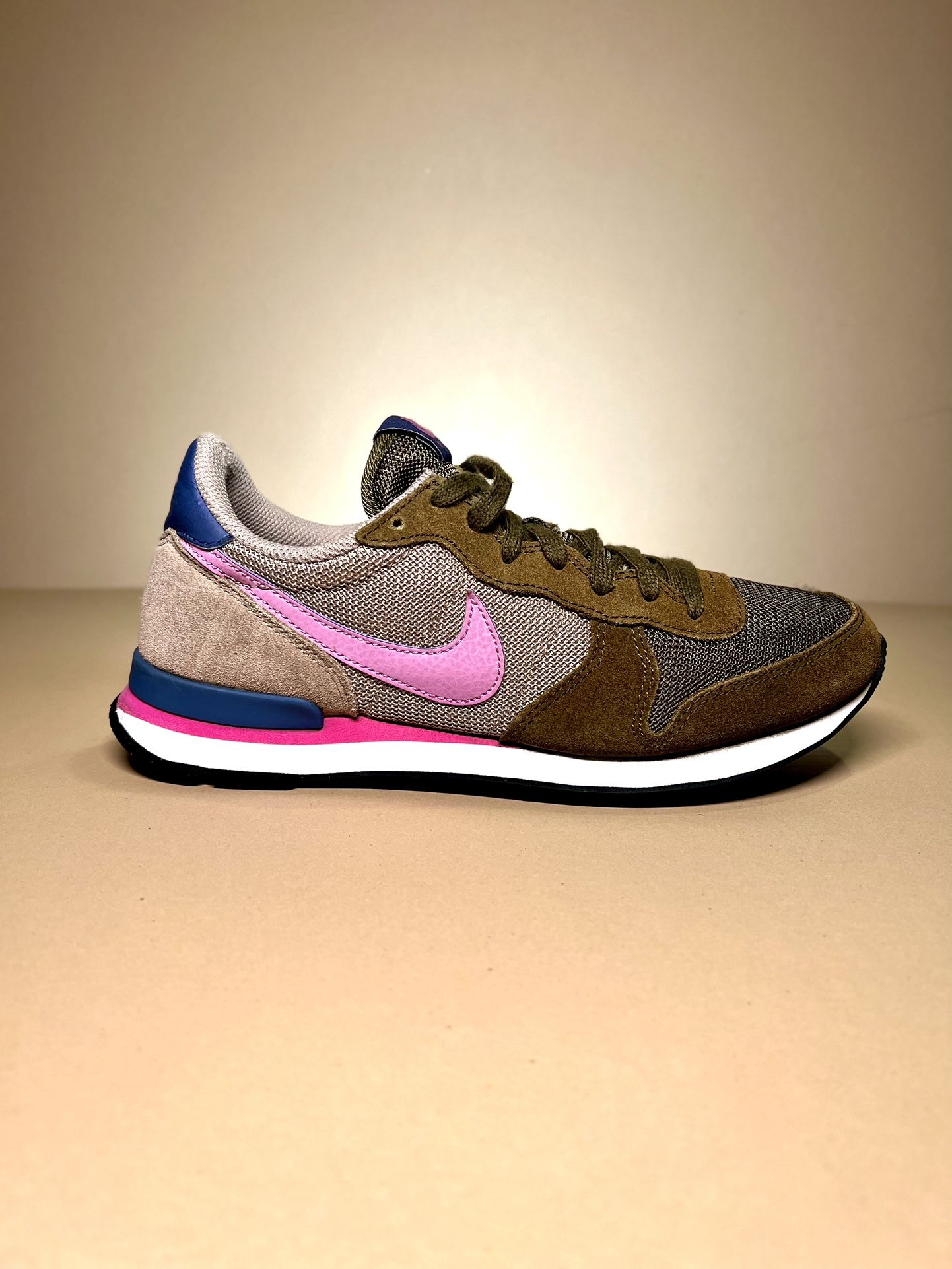Nike internationalist olive pink sales