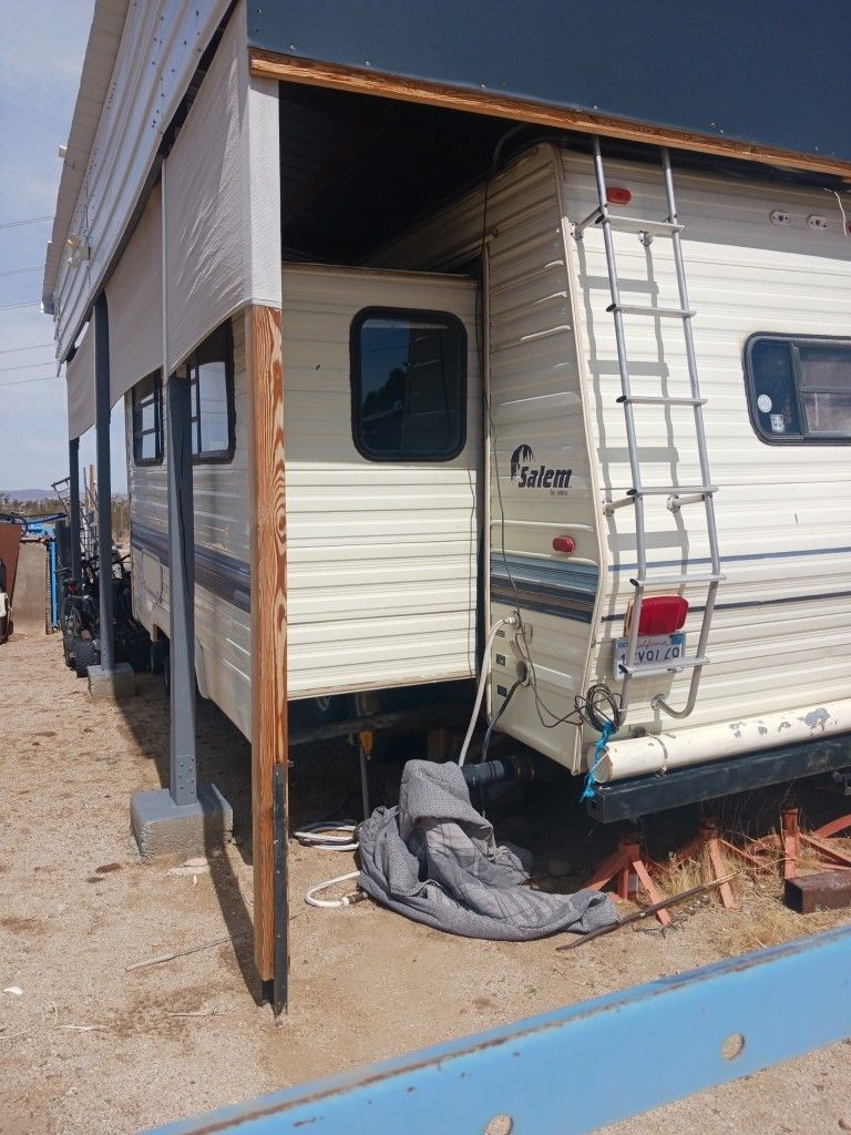 28" Fifth Wheel Camper . 