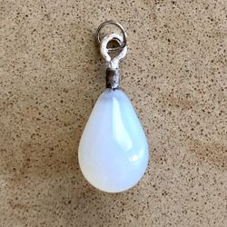 ☁️ Beautiful, vintage clear milky white teardrop pendant pendant (maybe opalite?)