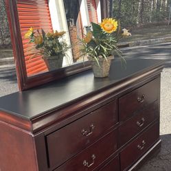 Quality Solid Wood Long Dresser With Big  Mirror. Drawers Sliding Smoothly Great Confition