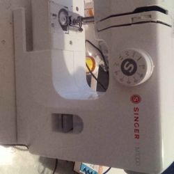 Singer Sewing Machine 