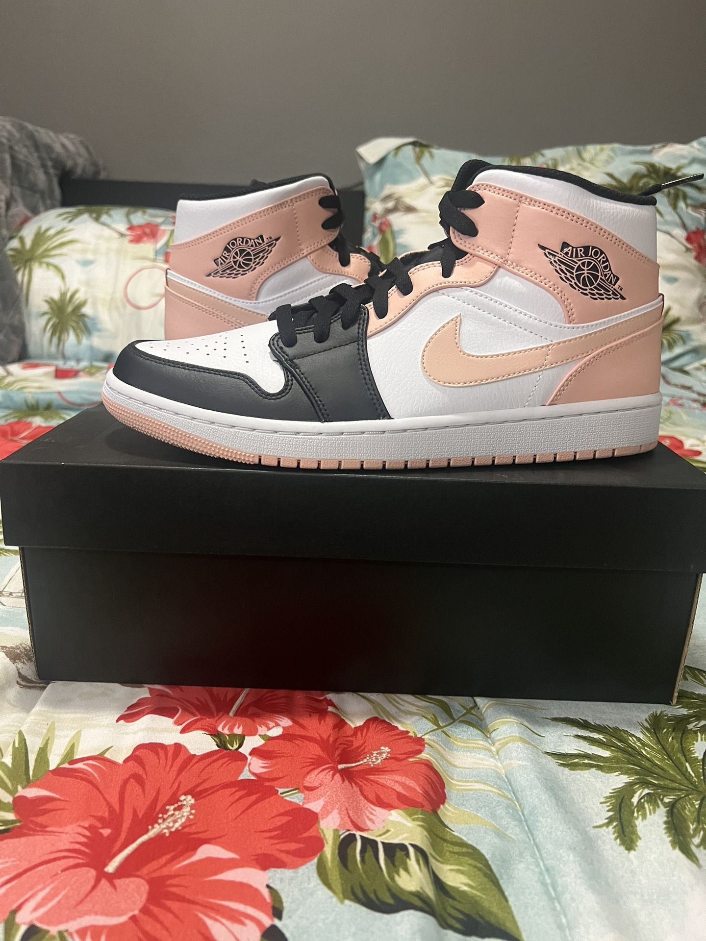 BRAND NEW AIR JORDAN 1 MID ARTIC ORANGE BLACK SIZE 10.5 MEN