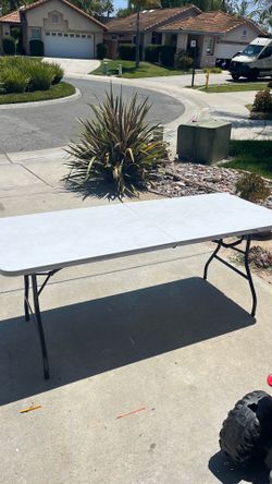 Folding table