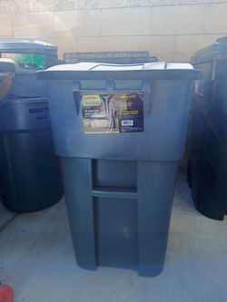 Rubber Maid 50gal trash can with wheels