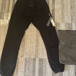 BLACK ESSENTIAL SWEATPANTS