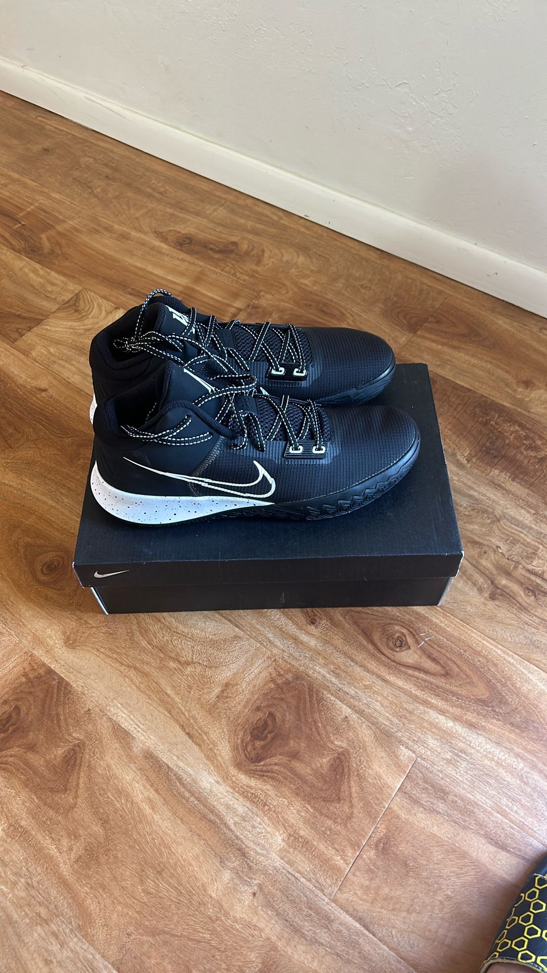 Nike Kyrie Size 11.5 Men