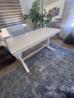 Adjustable standing desk