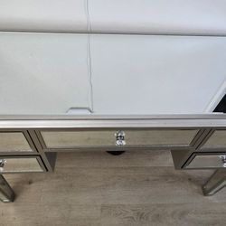 Mirrored Dresser / Vanity With 5 Drawers