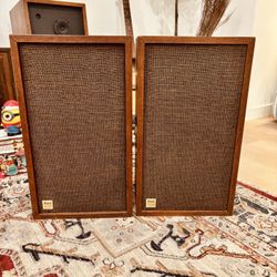Speakers  vintage working well Classic Rare Royal 5 Speaker System , sound good 