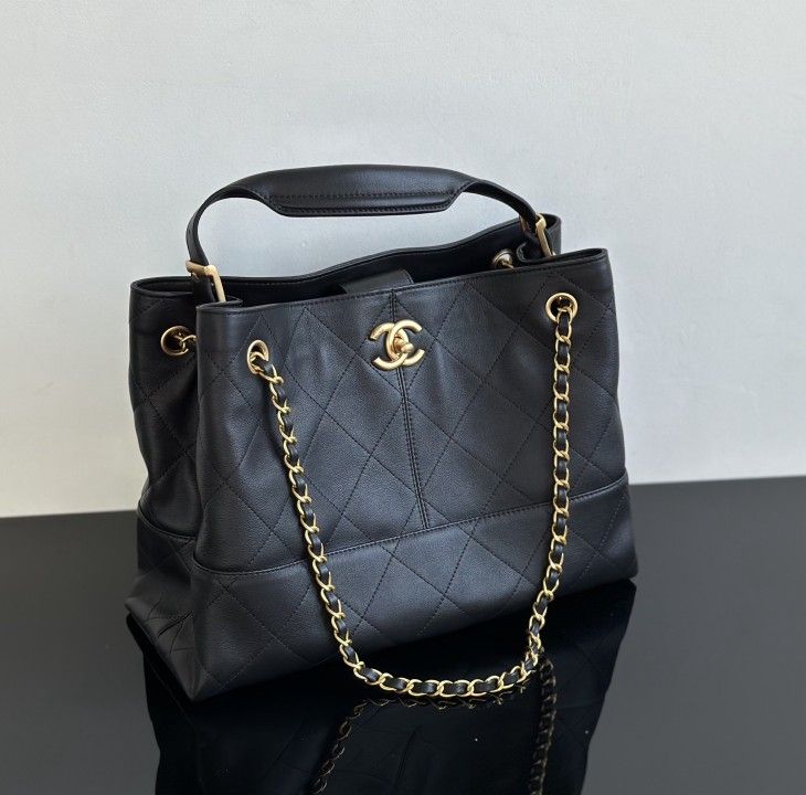 CHANEL 25A Tote hobo bags