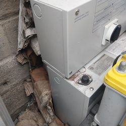 solar Inverter 1500watts Off Grid System, 3solar Panels Each 75watts, 1solar Panel 250watts, 3solar Batteries they Need to be recharge, $1800.00