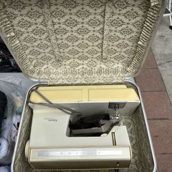 Vintage Singer Futura Model 900 Sewing Machine w/ Original Carrying Case