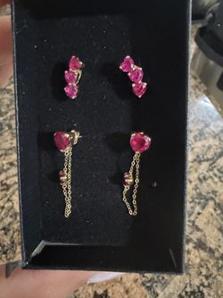 Bonitos aretes de oro real 14 k son dos pares !