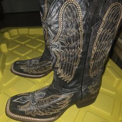 Corral boots size 4