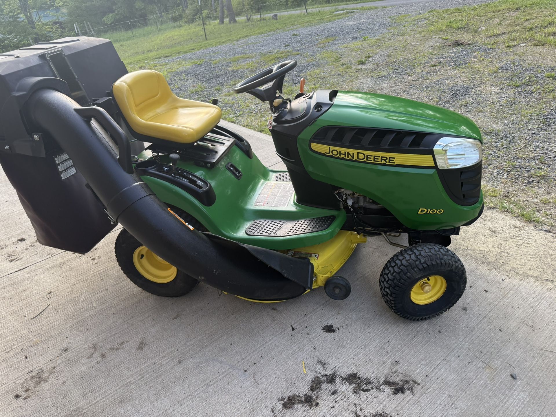 JOHN DEERE D100 RIDING MOWER 42" WITH BAGGER SYSTEM 216 HOURS ONLY $1200